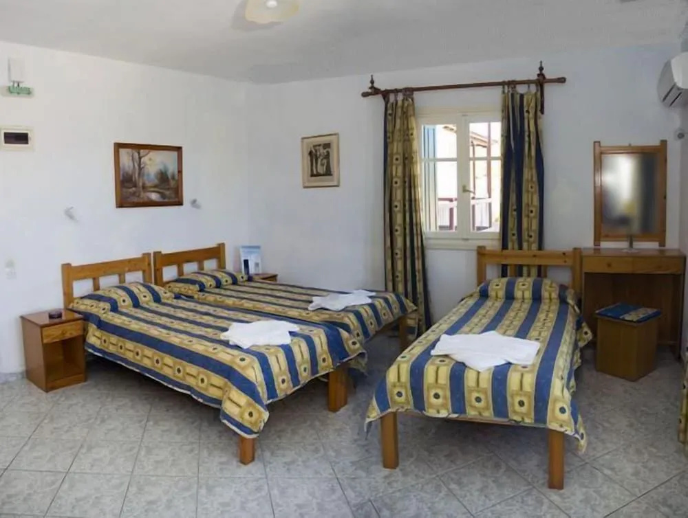 Alexandros Rooms & Studios