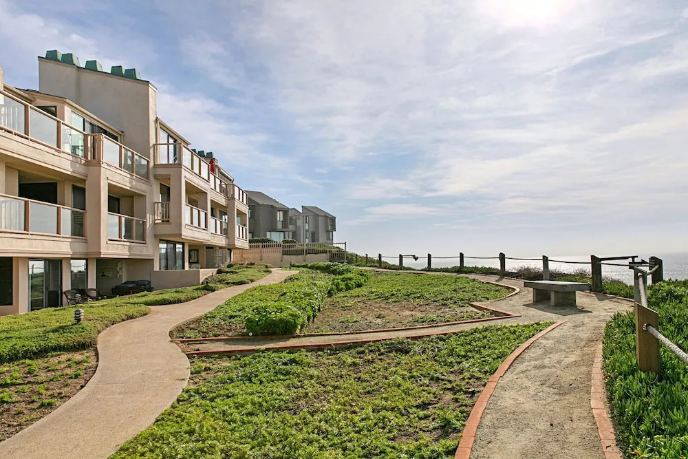 Designer Beach Condo w/ Pool, Spa & Tennis condo
