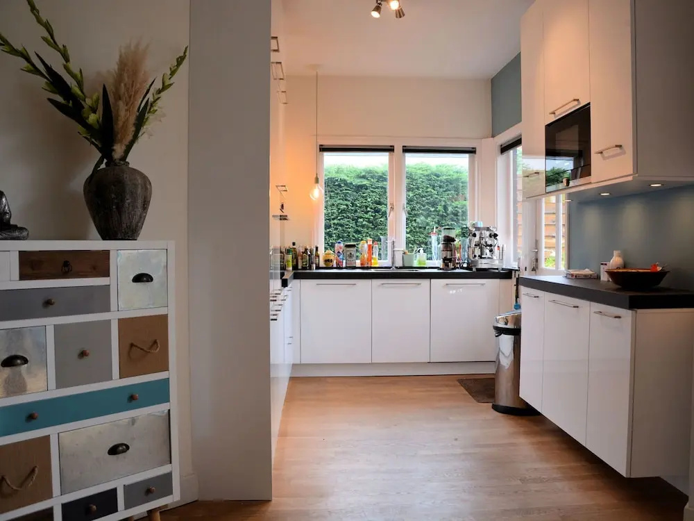 Picturesque Family House in Nice Area, Ideally Located Between Town And Beach