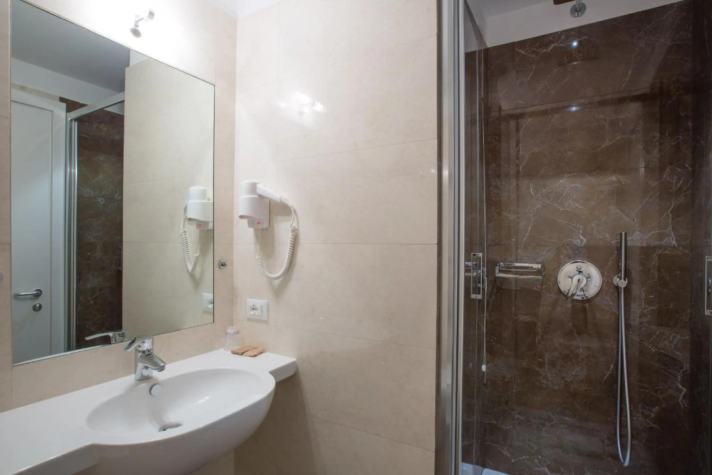 Floris Hotel