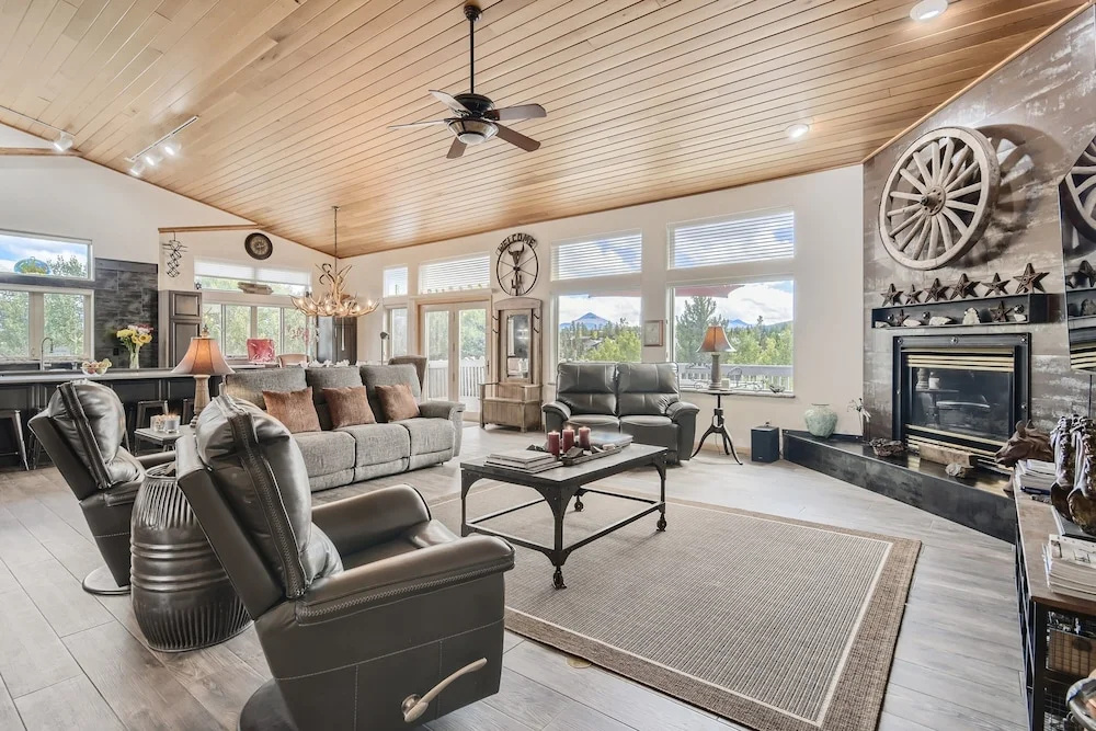 Family Mountain Home, Sleeps Up To 12, Private Hot Tub! 4 Bedroom Home by RedAwning