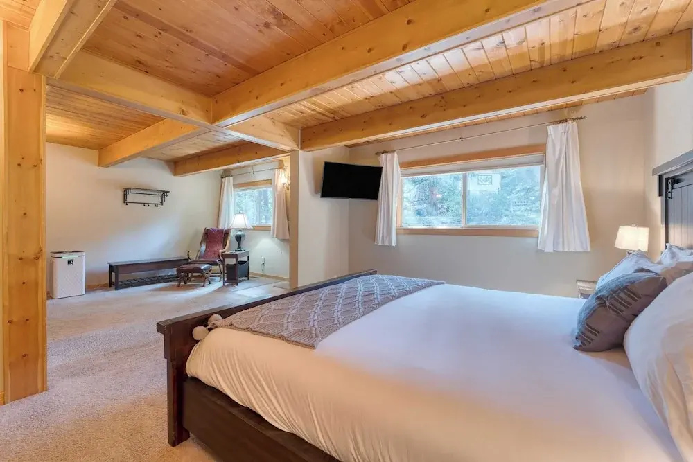 Ember by Avantstay Majestic Entertainers Home w/ Pine Tree Views & Close to Meek's Bay