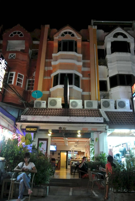 Karon Sunshine Guesthouse & Bar