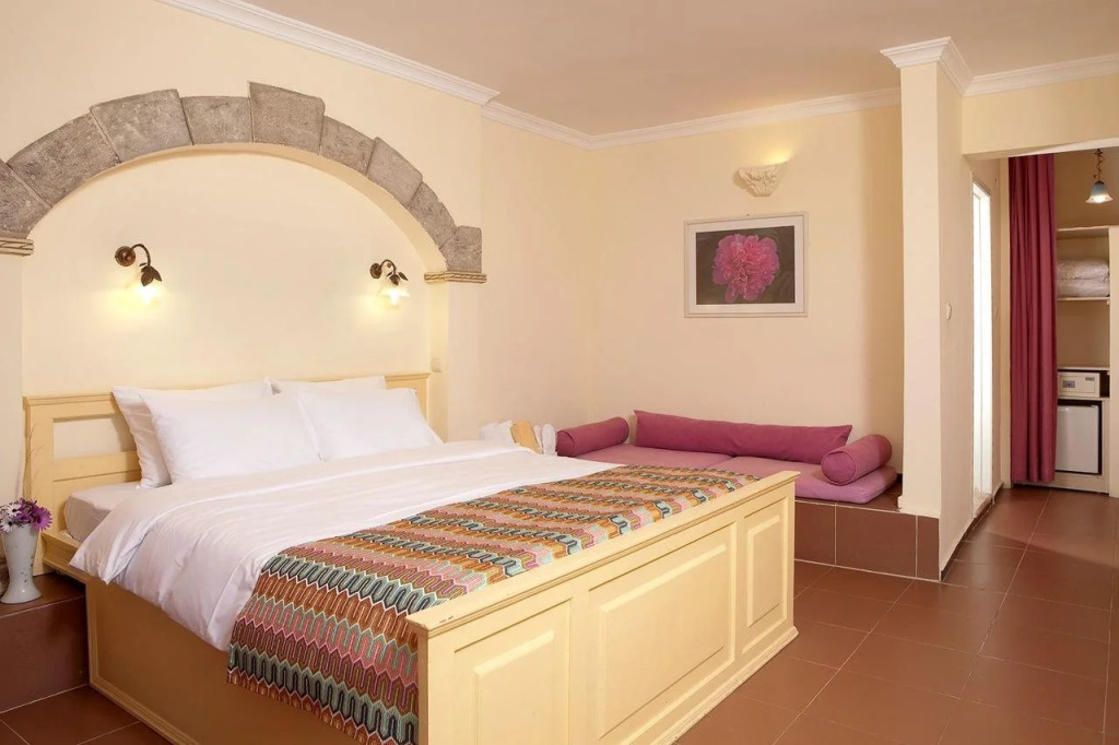 Maya Bistro Hotel & Beach