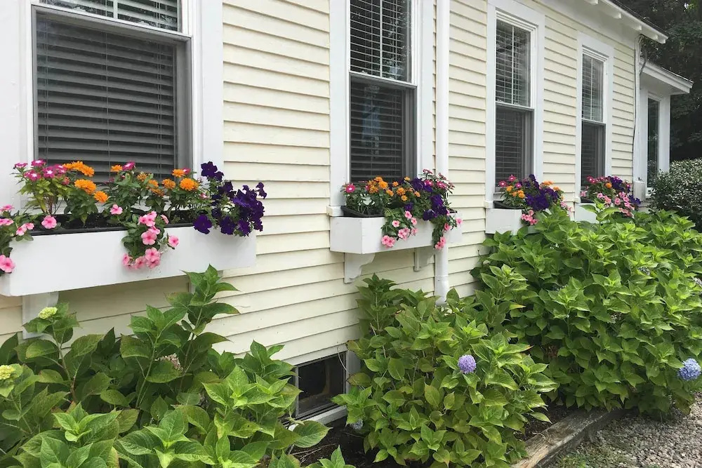 Kennebunk Cottage w/ Yard < 1 Mi to Beach!