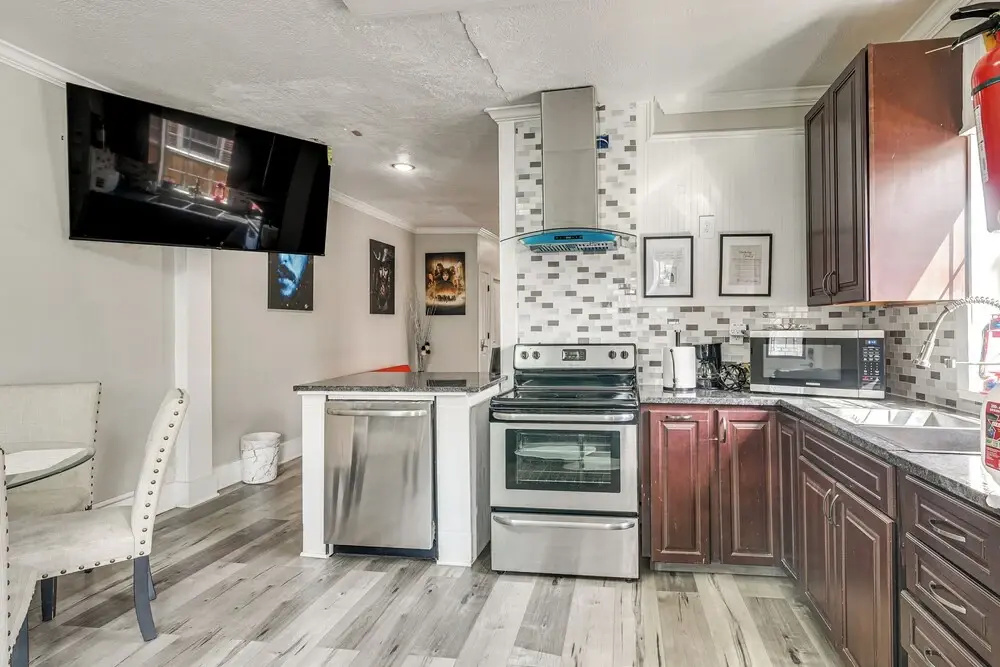 2 Mi to Dtwn, Steps to Dining: Houston Haven!
