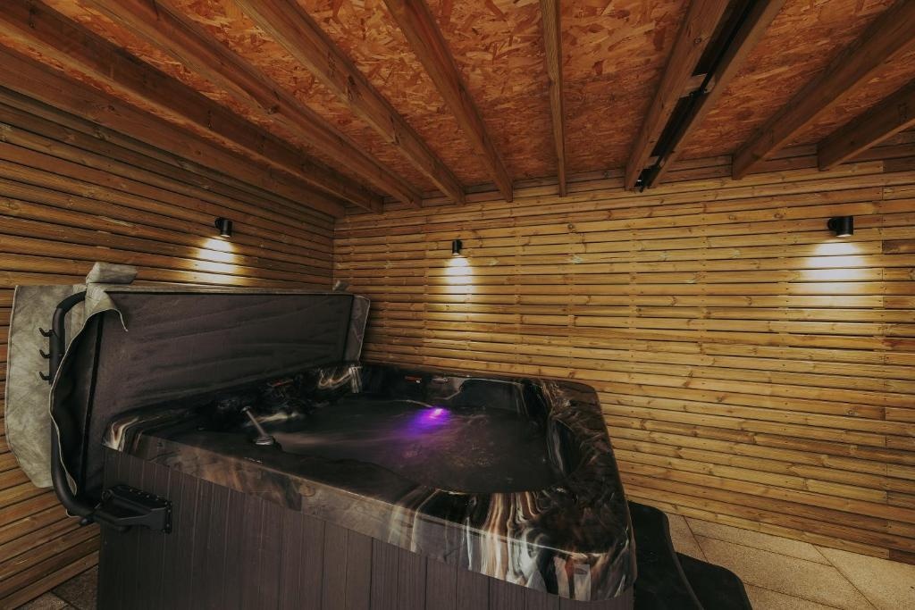 Clifton 32 - Garden Flat with Hot Tub - Hopewell