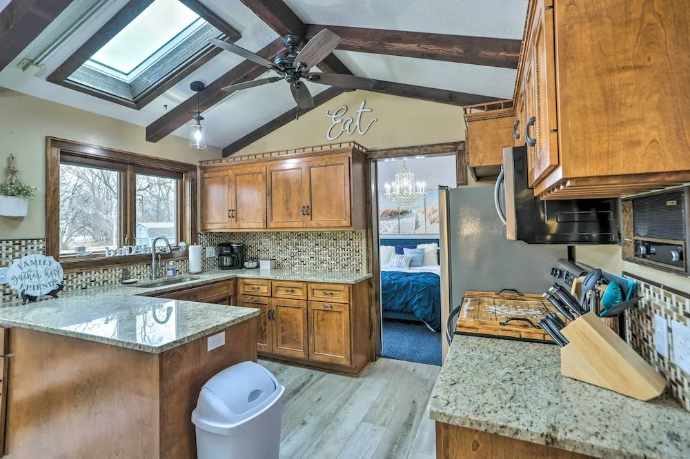 Vermilion River Home w/ Hot Tub & Private Dock
