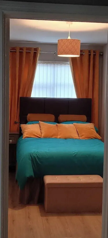 Bangor - 2 Bed Apartment- Sleeps 4 -privateparking