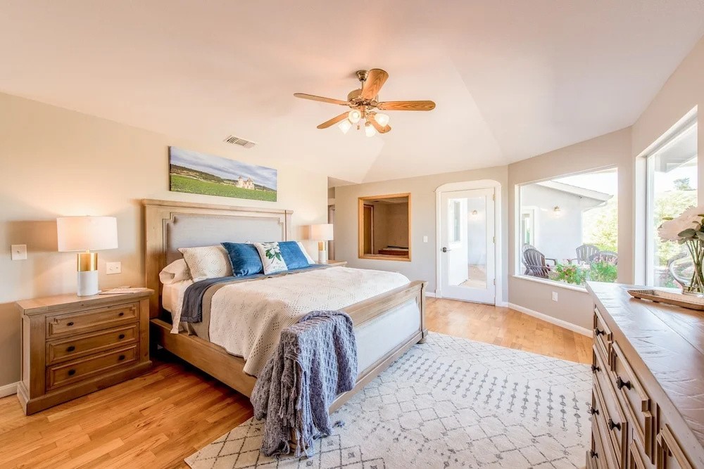 Hilltop Wine Farmhouse 4 Bedrooms 3.5 Bathrooms Home