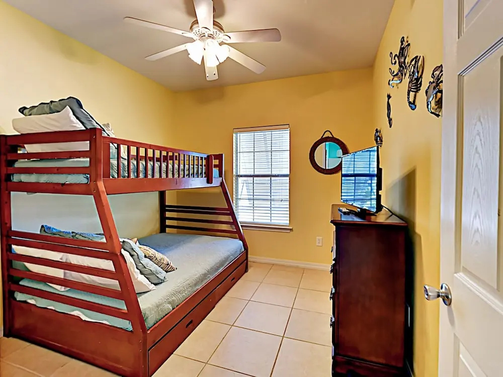 Natures Haven - Updated W/ Pool & Lake 3 Bedroom Condo