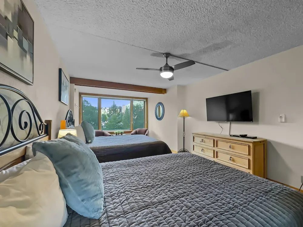 Timeless Classic Ski Condo - SH404 by RedAwning