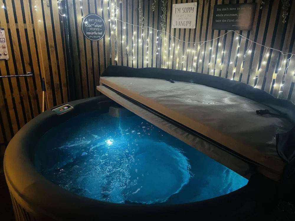 Hidden Hot Tub Retreat Apartment in Nottingham