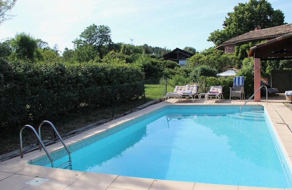 Beautiful Rustic Farmhouse Apartment With Pool