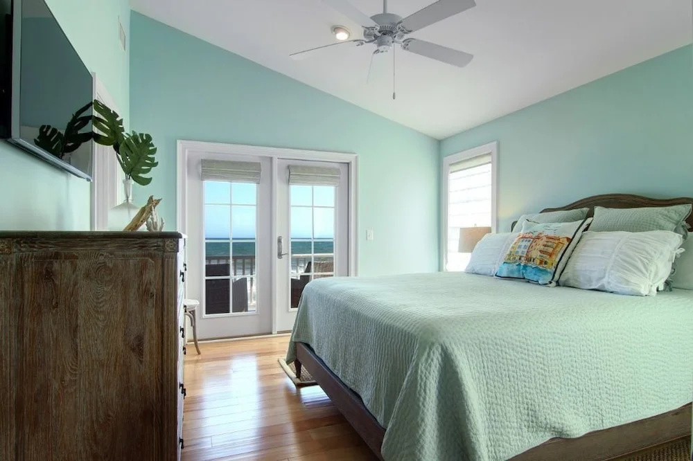 Latitudes - 5 Br Home