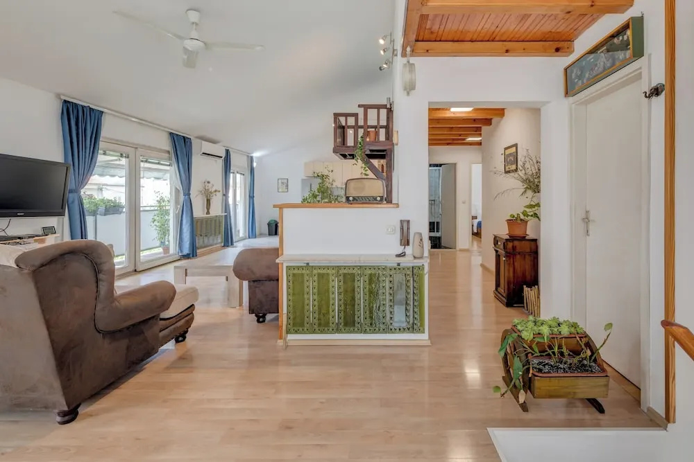 Spacious Apartment w Three Balconies and Parking