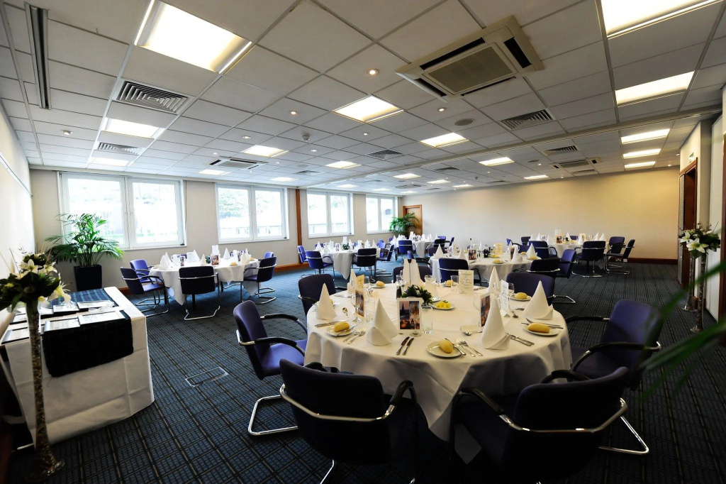 Holiday Inn Edinburgh Zoo by IHG