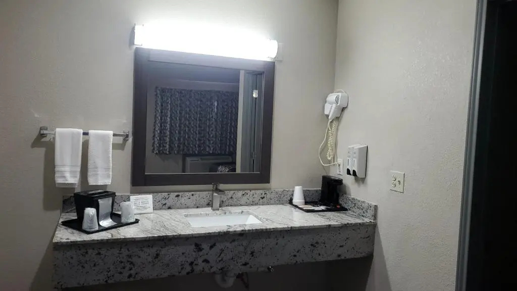 Crescent Park Motel & Suites