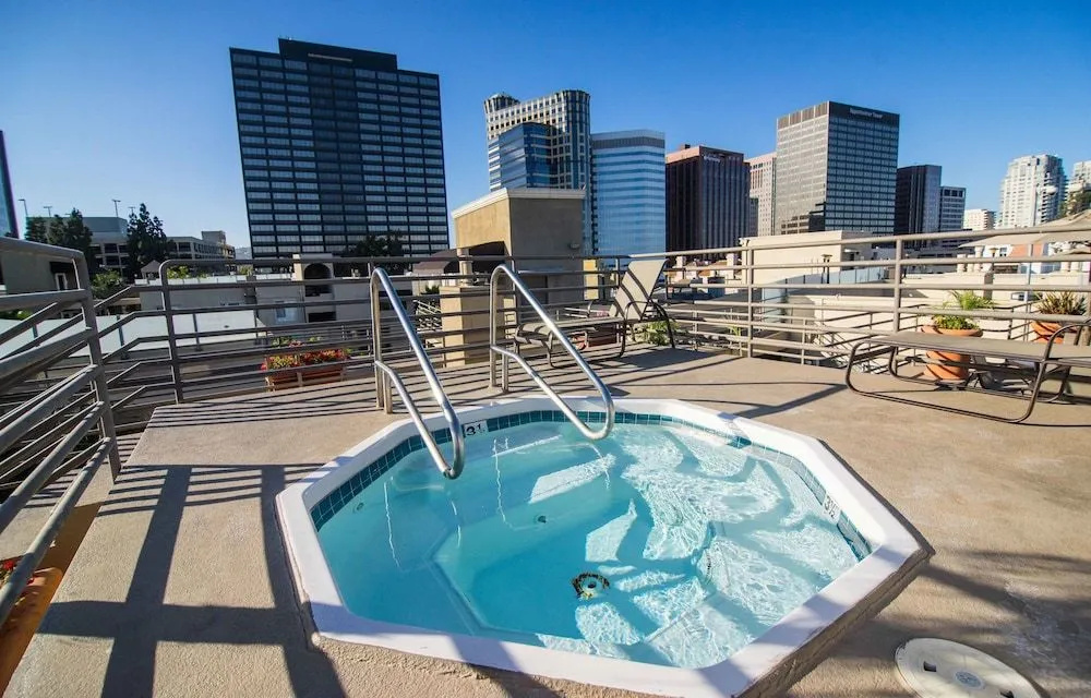 Prime Location Westwood Apartment 409w