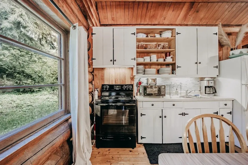 76gs - Genuine Log Cabin - Wifi - Pets Ok - Sleeps 4 2 Bedroom Home by RedAwning