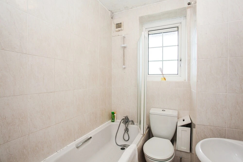 Bright 2 Bedroom Property With Balcony