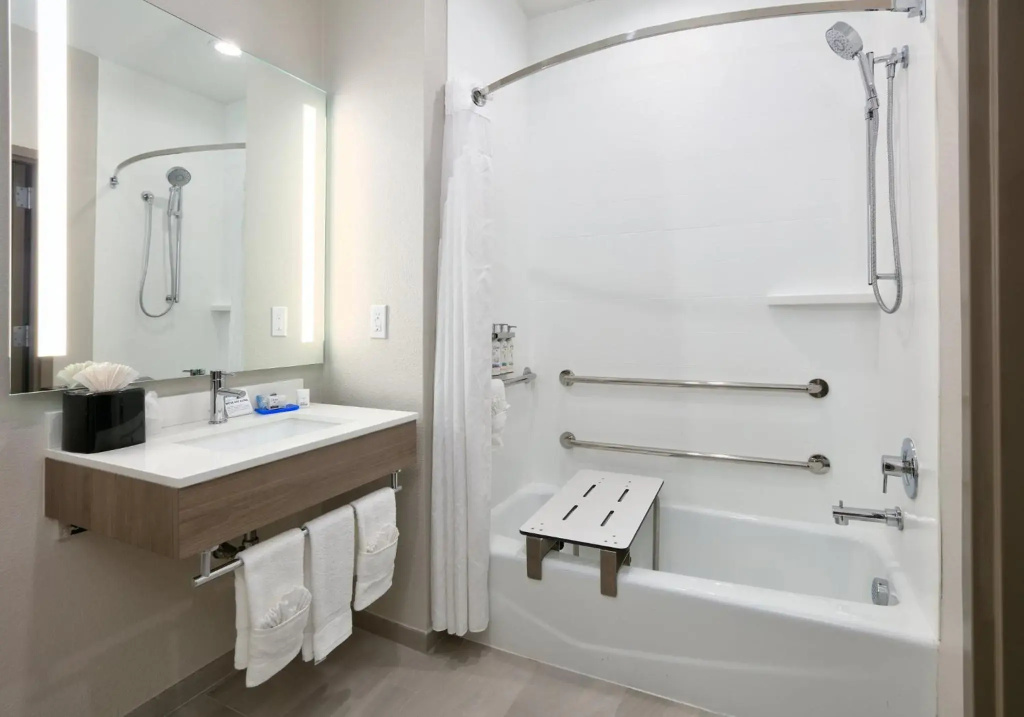 Holiday Inn Express & Suites North Dallas at Preston by IHG