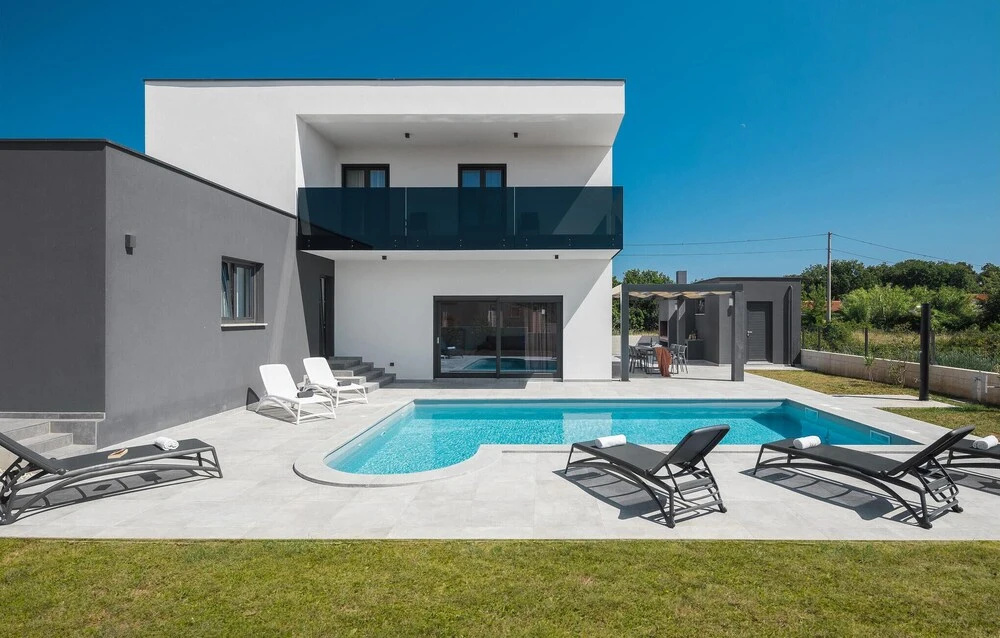 Nice Home in Liznjan With Outdoor Swimming Pool, Wifi and 3 Bedrooms
