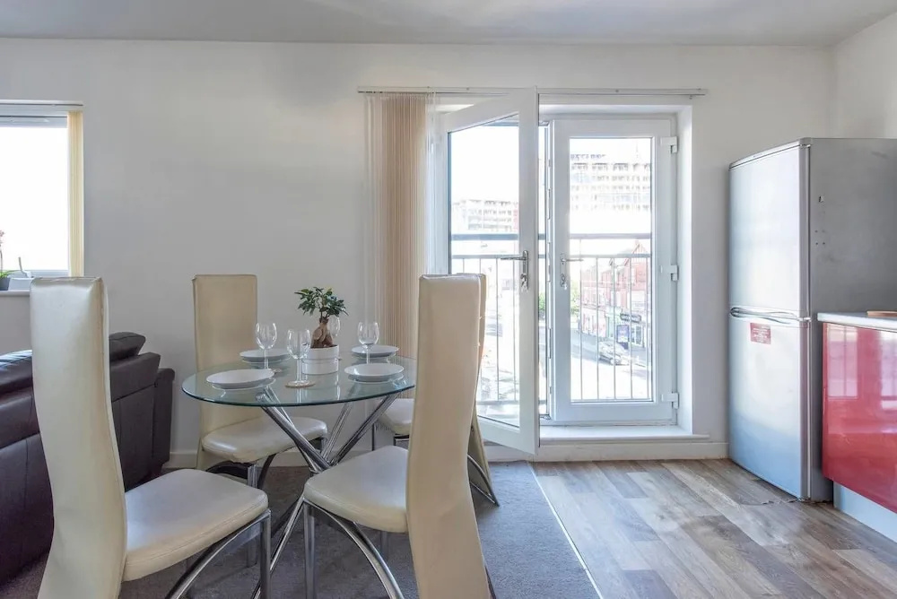 Cosy Central 3 Bed Property w/ Balcony - Sleeps 6