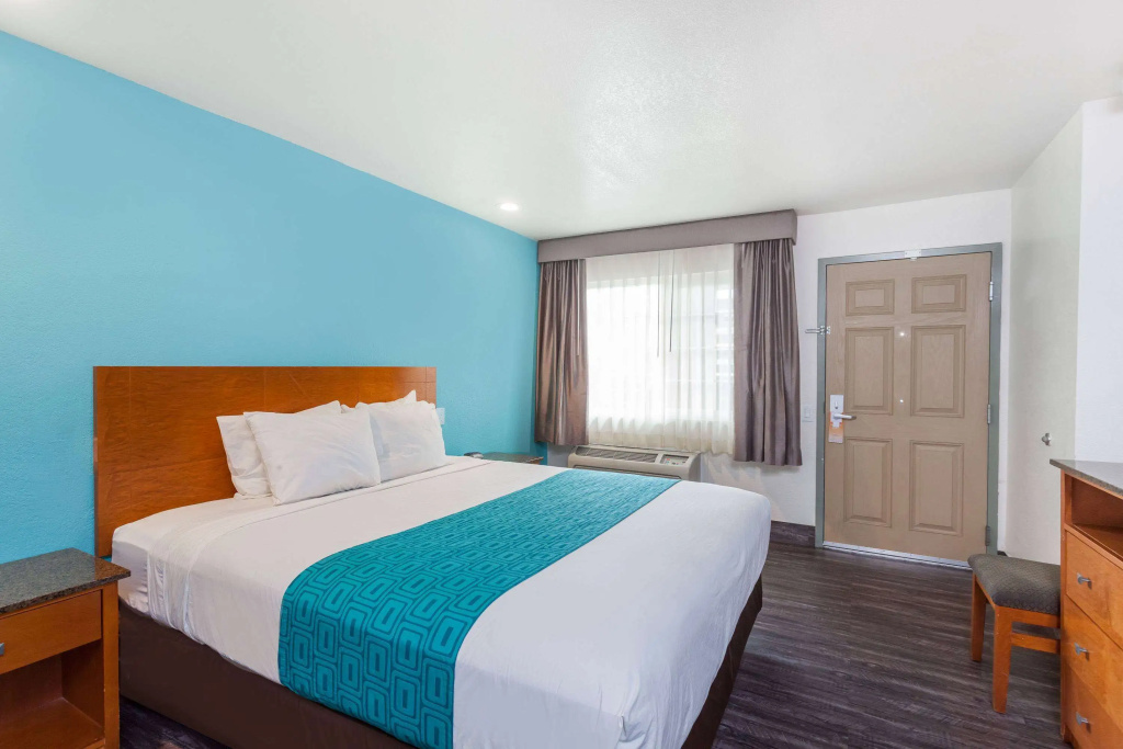 Howard Johnson by Wyndham National City/San Diego South