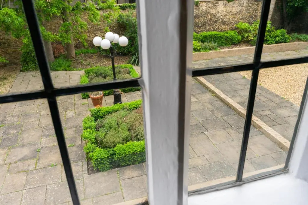 Premiere City Centre Apartment with Gated Parking and Excellent Feedback, Big Double Bedroom, Balcony, Courtyard Garden, Ideal for Long Stays, WFH, Getaways and Ongoing Contracts