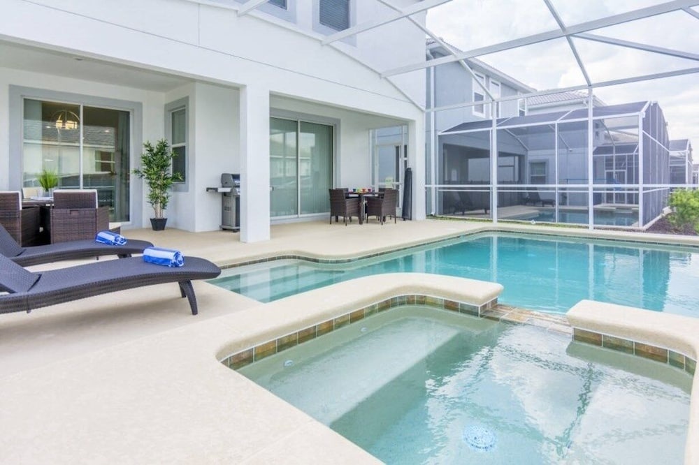 6 Bed 5 Bath Pool, Spa & Game Room 6 Bedroom Villa by Redawning