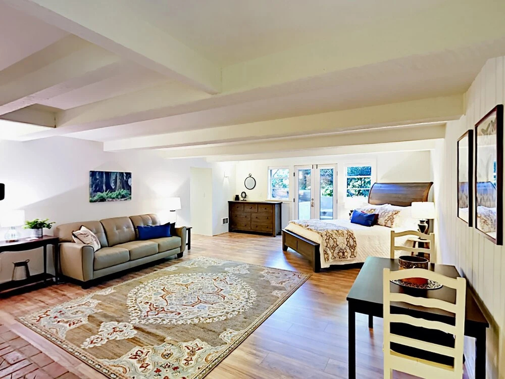 Upscale Daylight Studio Studio Bedroom 1 Bathroom Duplex