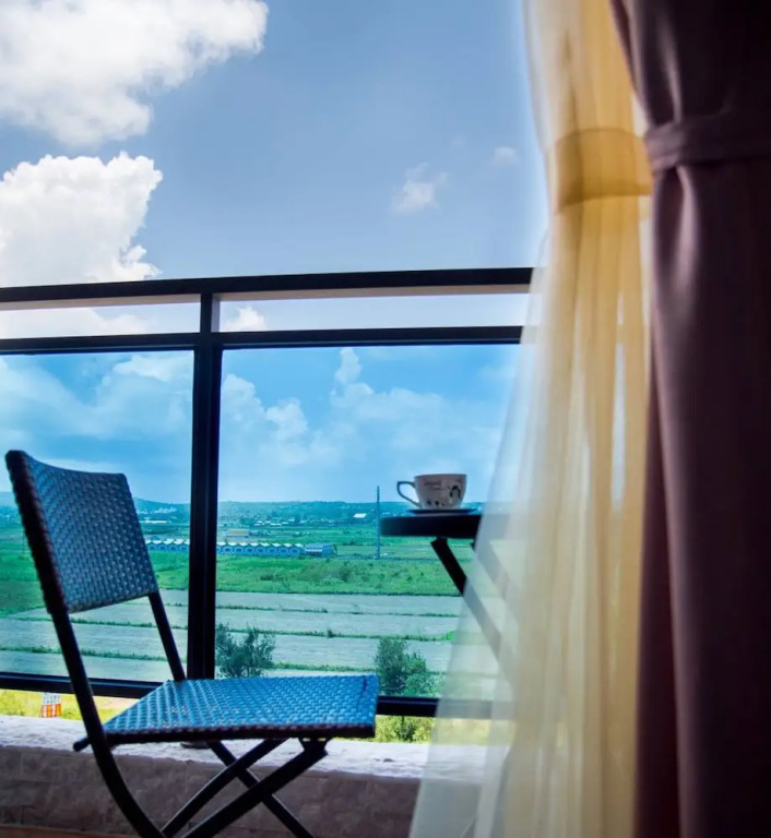 Amibao Resort每間房有獨立陽台 獨立衛浴有電梯可搭乘 自行入住 訂房後請留意訂房平台訊息 會將入住資訊與停車位置傳送在訊息裡