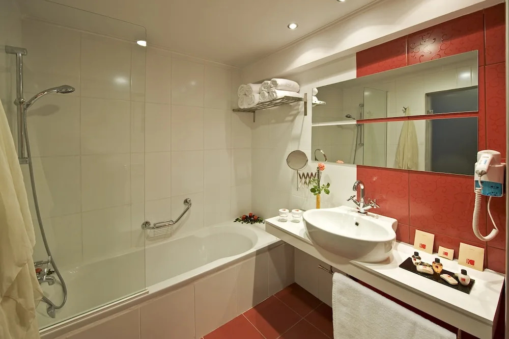 Rhodes Premium Suite, Luxury with Private Hot Tub - Adults Only