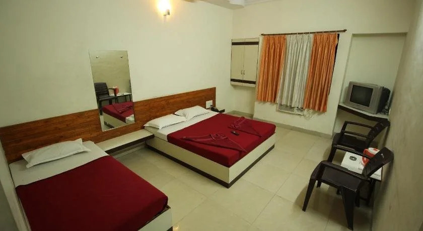 Hotel Laxmibai Palace- Only 300 miter from Sai Baba Temple!!!!