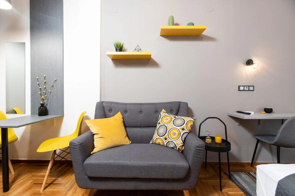 Downtown Luxury Boutique Suites : the yellow suite