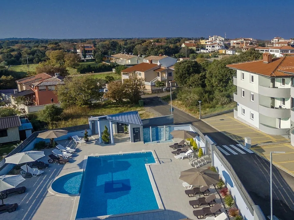 Well Maintained Apartment With Shared Pool With Children's Pool, 2 km From the Beach