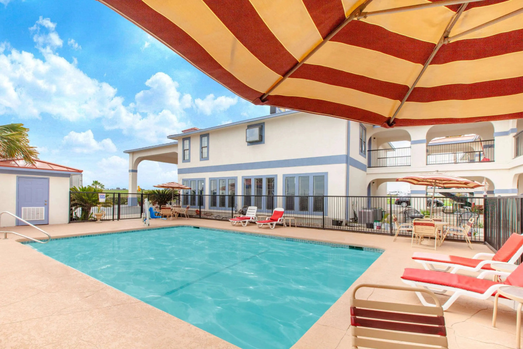 Days Inn & Suites by Wyndham Braunig Lake