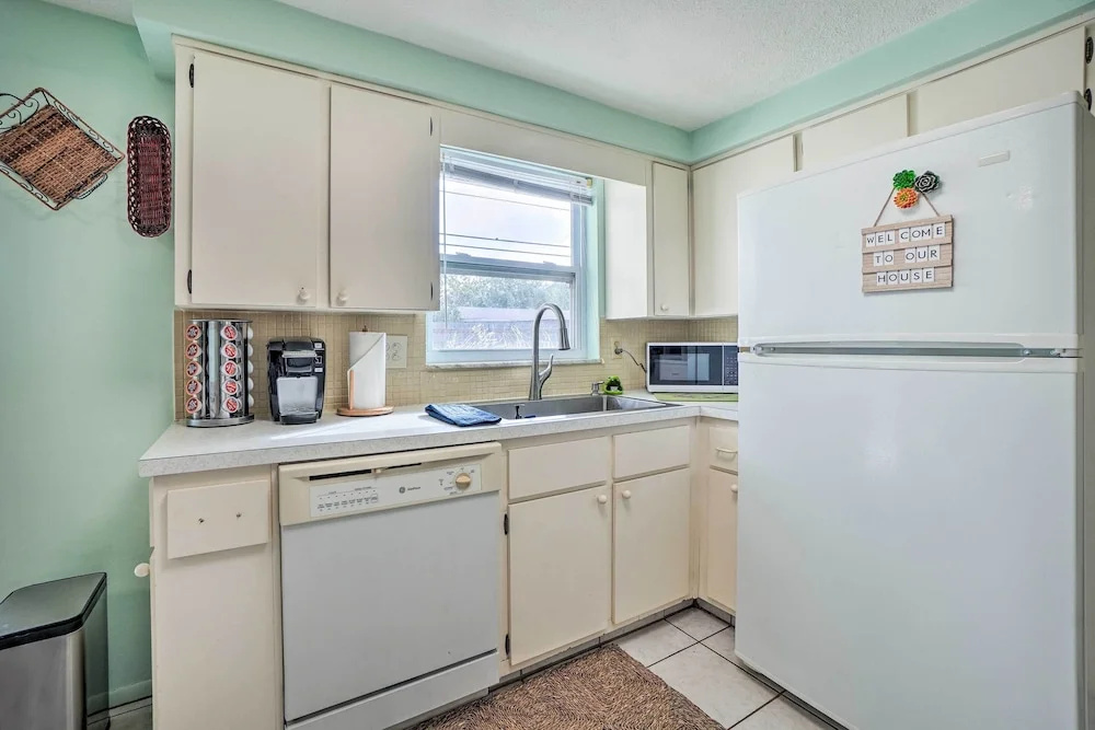 Cozy Holiday Home with Yard about 5 Mi to Beach