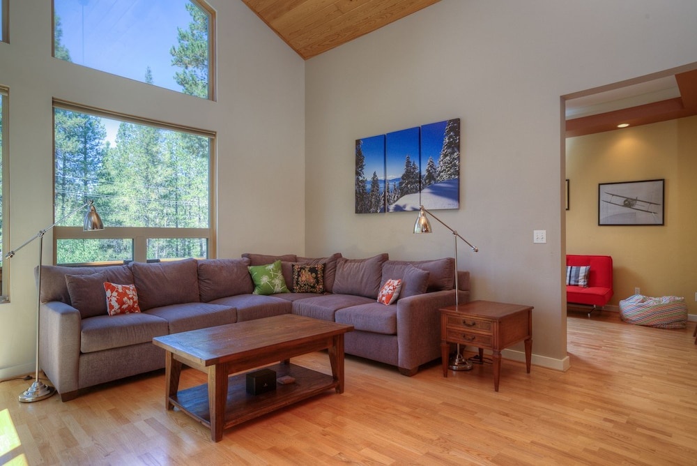 Chic 3BR in Truckee Tahoe Donner Access by RedAwning