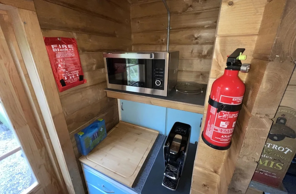 Retro Lodge nr Dartmoor with hot tub & opt sauna