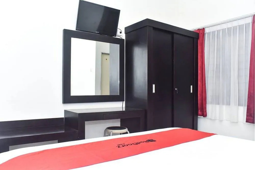 RedDoorz Syariah near Jalan Somba Opu