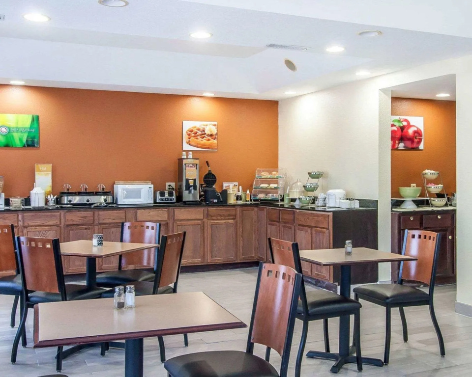 Econo Lodge Inn & Suites
