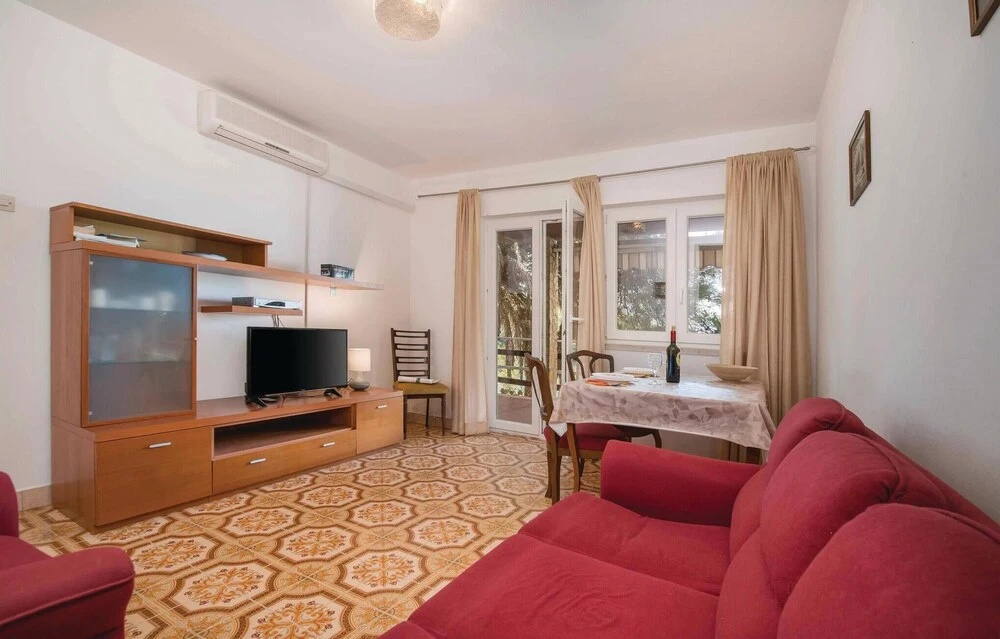 Nice Home in Pula with WiFi, 2 Bedrooms & Hot Tub