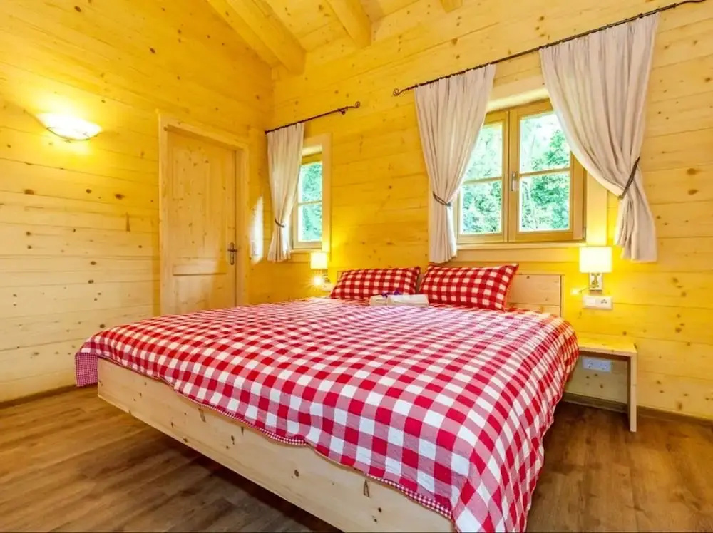 Chalet unter weissblauem Himmel