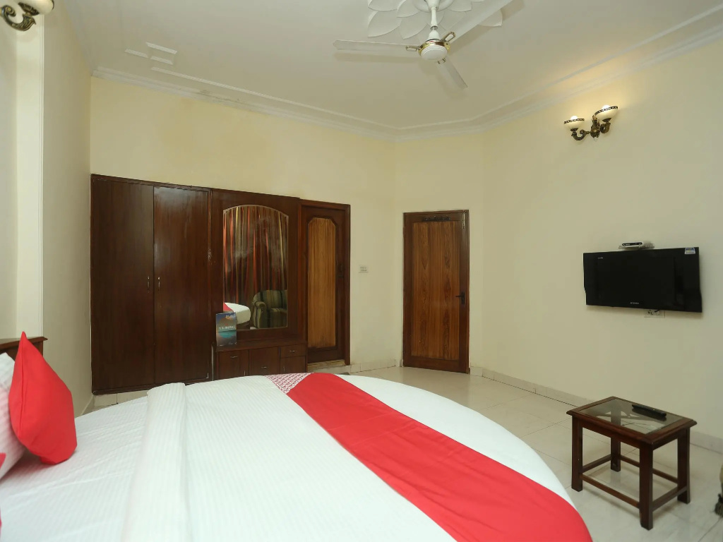 OYO 18273 Hotel Basera
