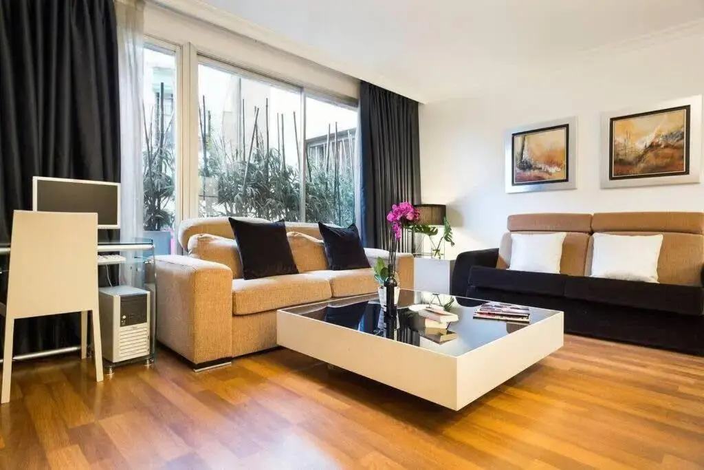 Central and Elegant 4 Bedroom by Placa Catalunya