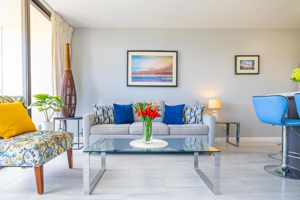 Beautiful 34th Floor with Mountain Views - 1 Block from Beach - Parking incl