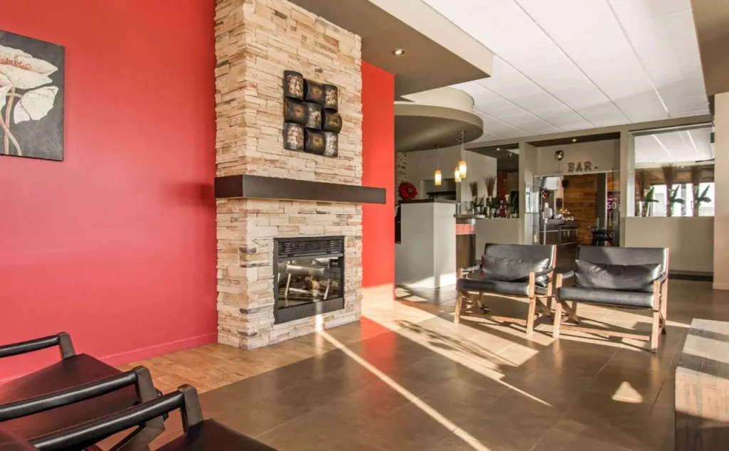 Econo Lodge Inn & Suites