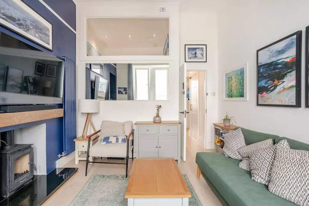 Warm, Upgraded Top-floor Flat in Finnieston